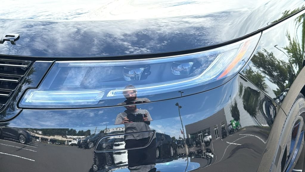 New 2026 Santorini Black LAND ROVER Dynamic SE image 7