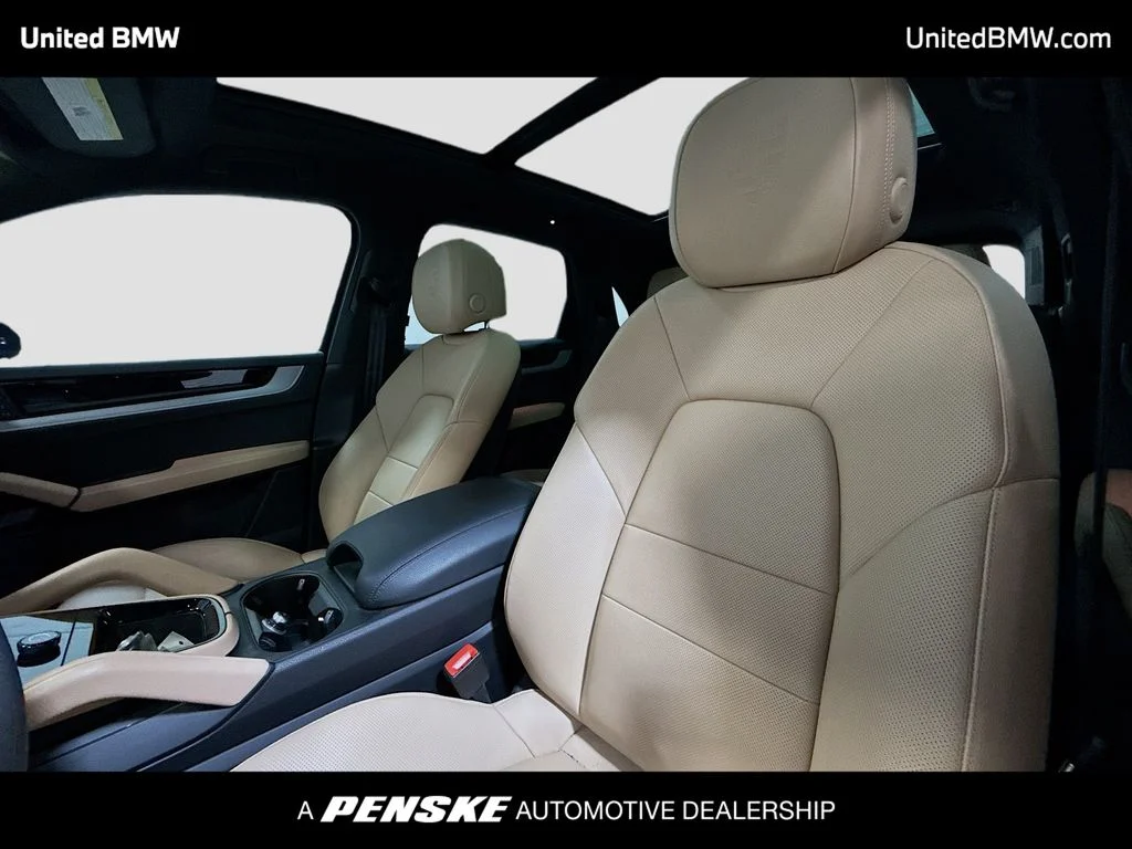 Used 2025  Porsche  image 5