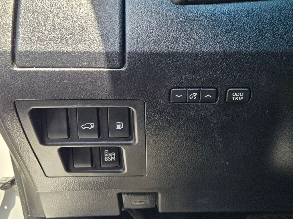 Used 2013 White Lexus 350 image 23