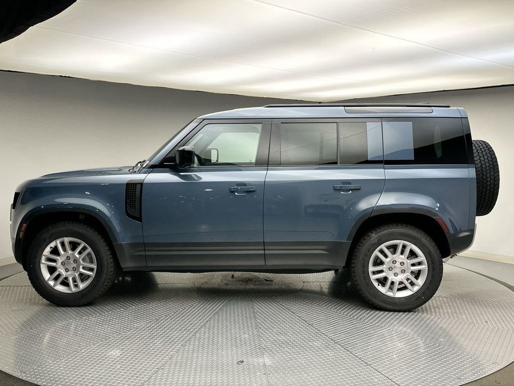 Used 2025 Tasman Blue Metallic Land Rover S image 2
