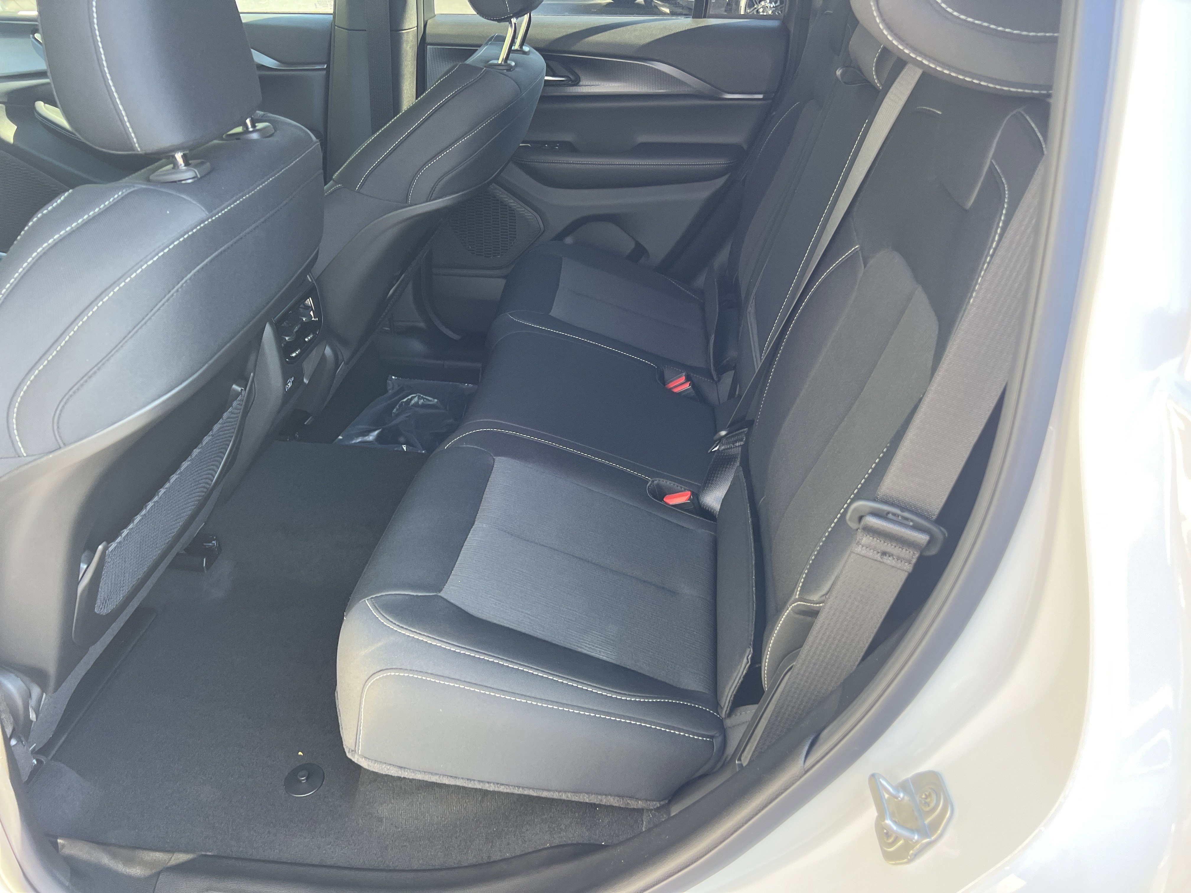 New 2026 Bright White Clear-Coat Exterior Paint Jeep Laredo image 17