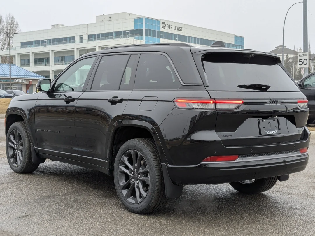 New 2026 Black Jeep Limited Reserve - - 4x4 - Pano Sunroof - Nappa Lthr - Vent Seats - Tow Pkg - Remote Start & More! image 6