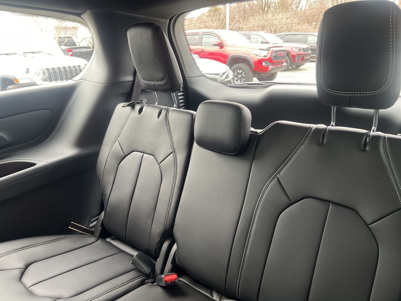 New 2026 Diamond Black Crystal Pearl-Coat Exterior Paint Chrysler Select image 18