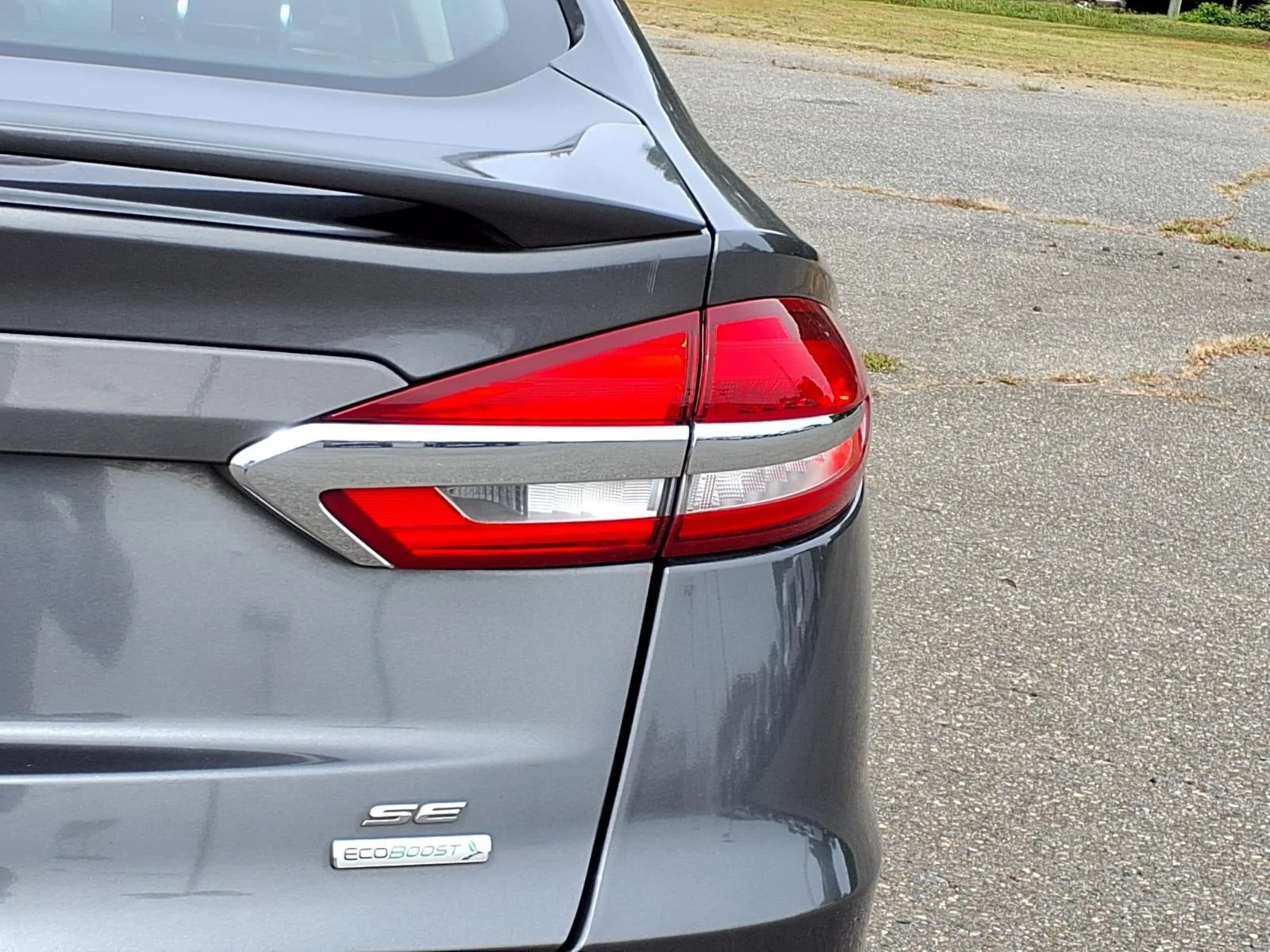 Used 2020 Magnetic Metallic Ford SE image 18