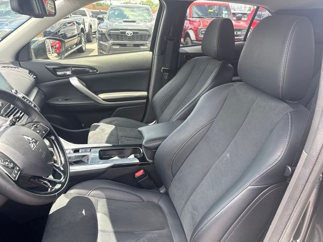 Used 2025  Mitsubishi SE image 12