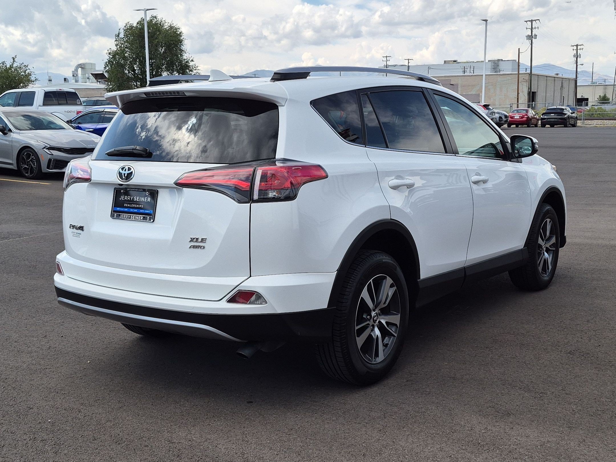Used 2018 Super White Toyota XLE image 5