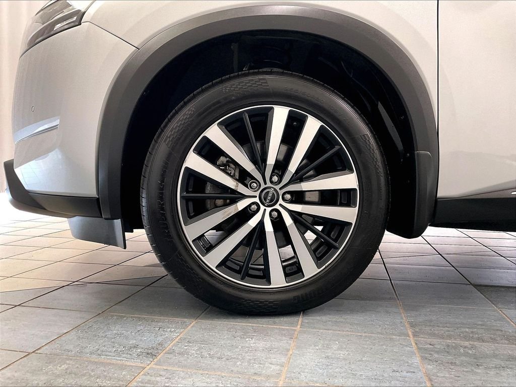 Used 2023 Silver Nissan Platinum image 7