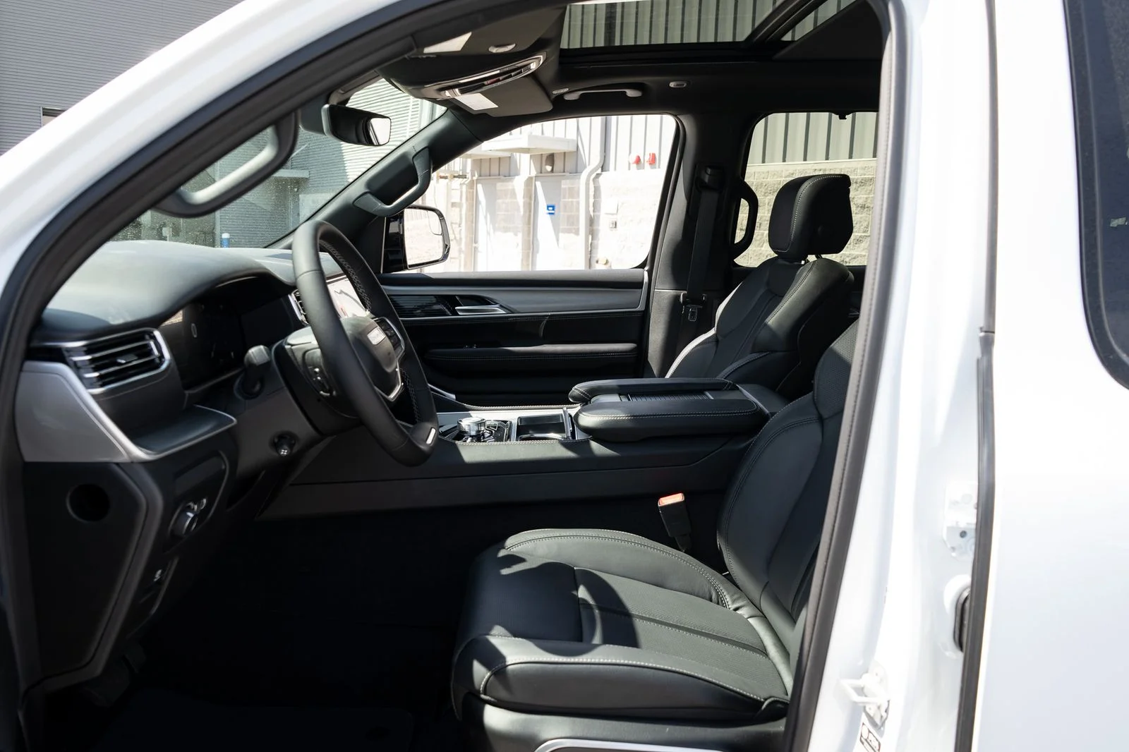 New 2026 Bright White Clear-Coat Exterior Paint Jeep Limited Reserve image 26