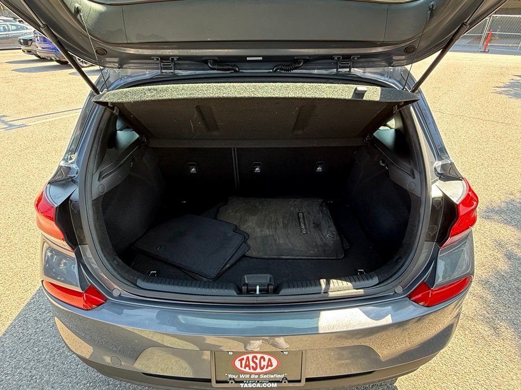 Used 2018 White Hyundai Base image 21