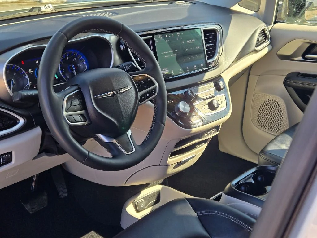 Used 2024 Silver Chrysler Touring L image 21