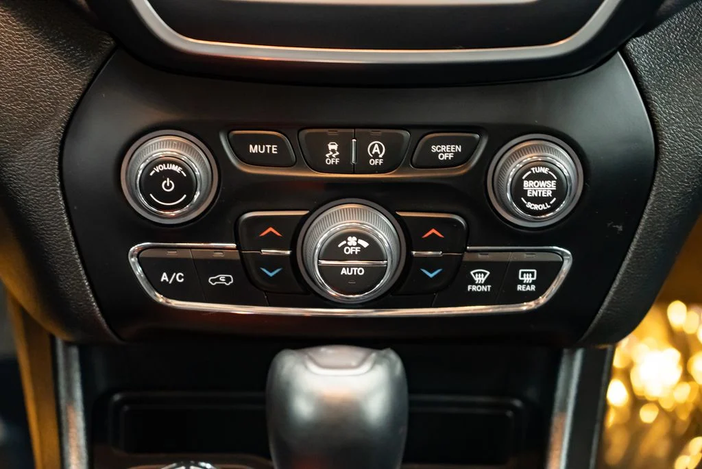Used 2023 Black Jeep Altitude image 12