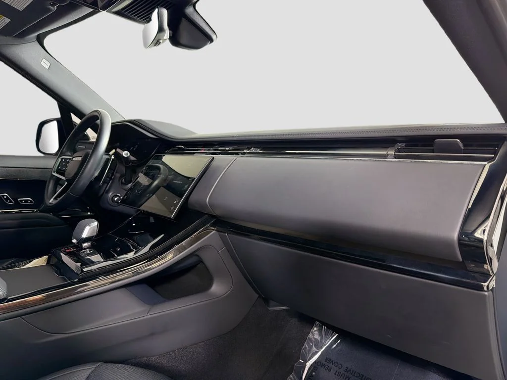 Used 2024 White Land Rover SE image 32