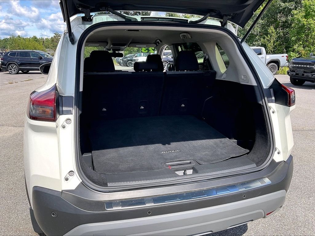 Used 2023 Pearl White Tricoat/Super Black Nissan SV image 35