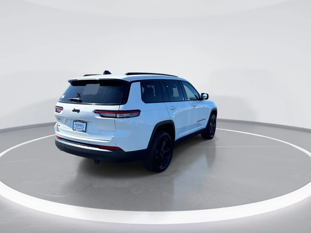 Used 2023 White/off-white Jeep Altitude image 8