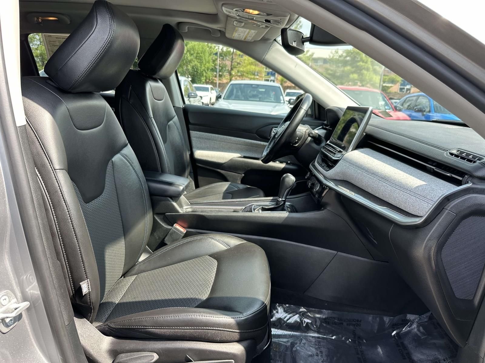 Used 2022 Silver Jeep Latitude image 34