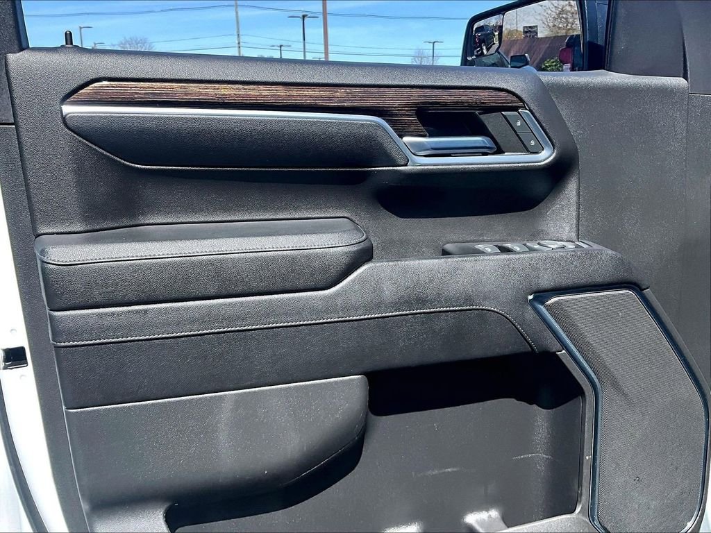 Used 2023 White GMC Elevation image 9