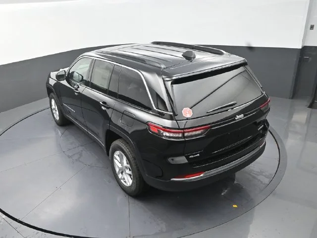 New 2026 Diamond Black Crystal Pearl-Coat Exterior Paint Jeep Laredo X image 14