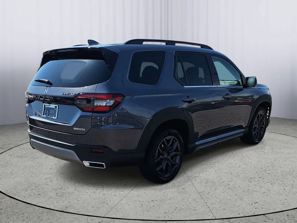 Used 2023  Honda Touring image 3