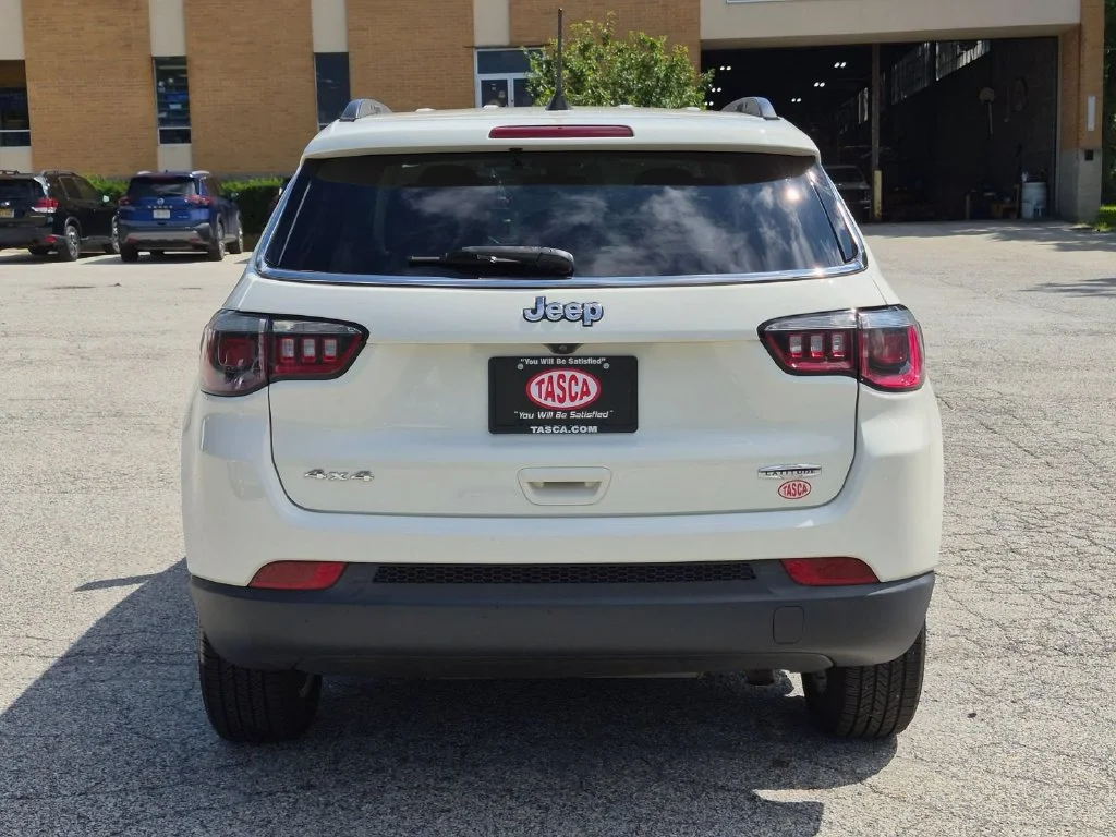 Used 2018 White Jeep Latitude image 4