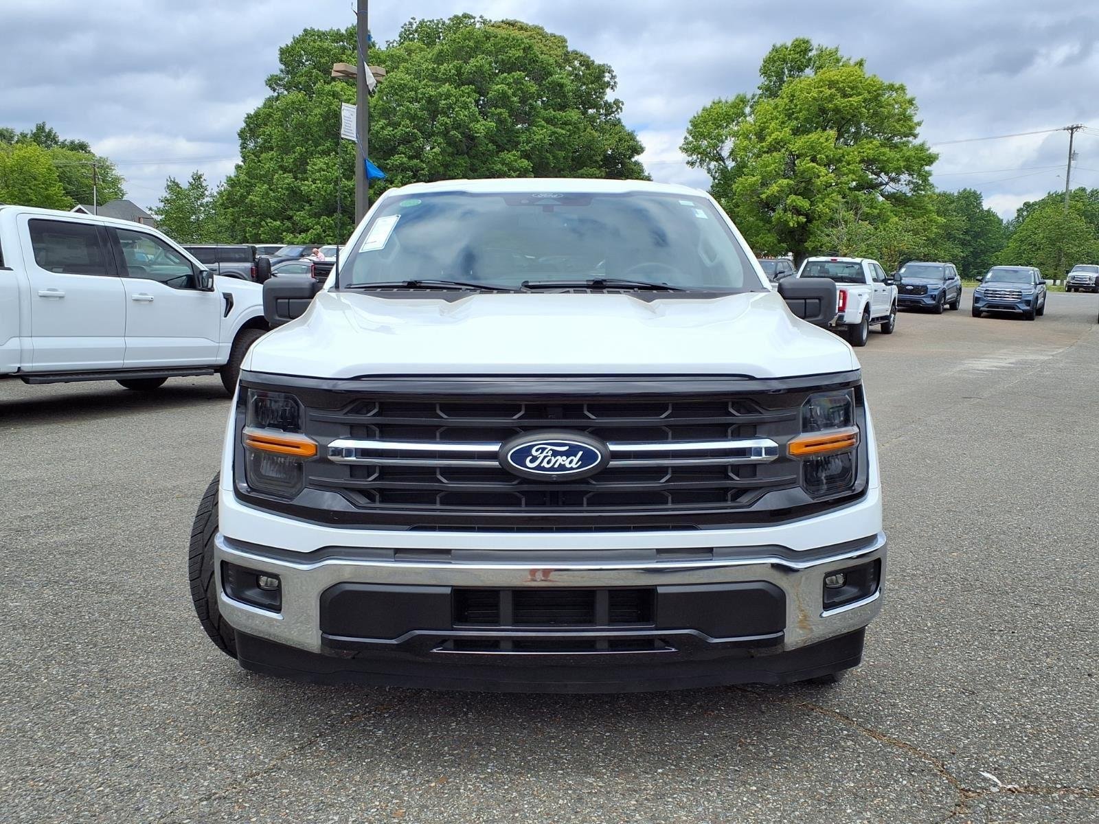 New 2024 Oxford White Ford XLT image 9