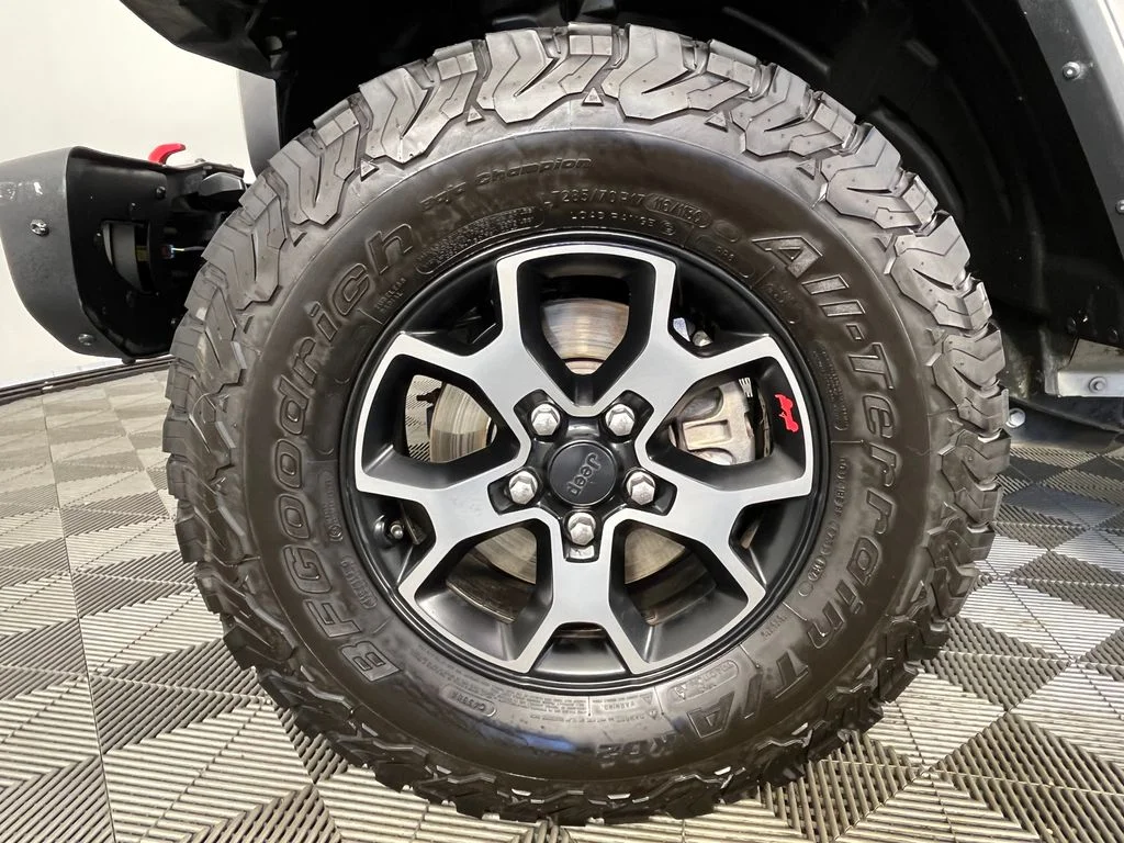 Used 2018 Silver Jeep Unlimited Rubicon image 15