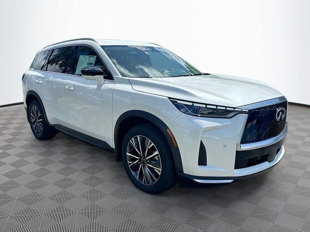 New 2027 RADIANT WHITE INFINITI Luxe FWD image 3