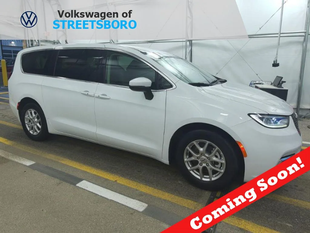2023 Chrysler Pacifica Touring L's photo