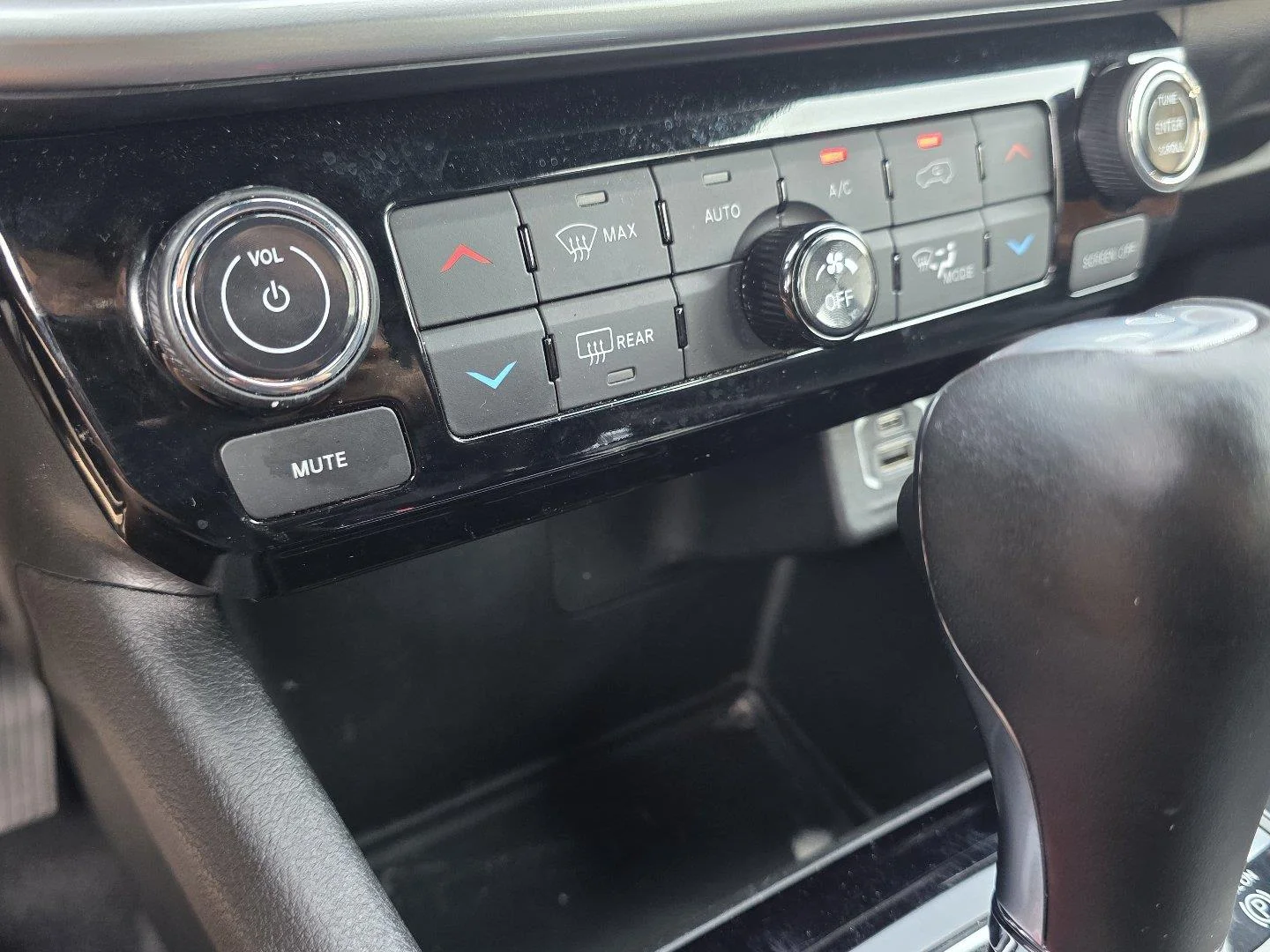 Used 2025 Bright White Clearcoat Jeep Limited image 18