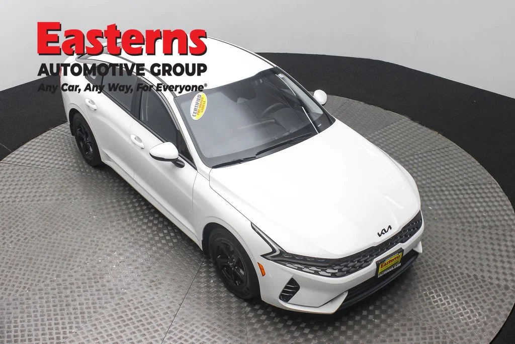 Used 2023 White Kia LXS image 3