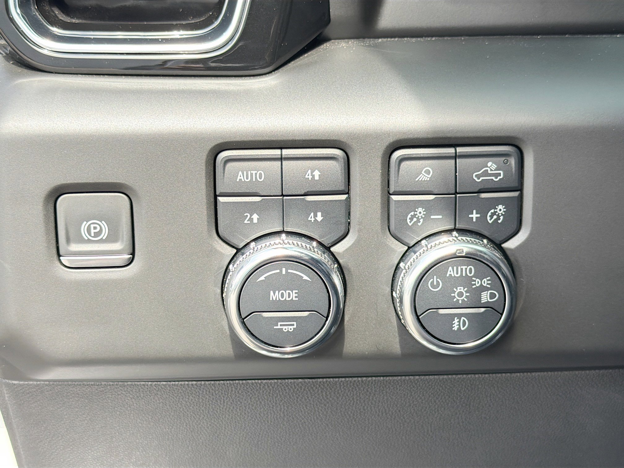 Used 2025 White Frost Tricoat GMC Denali image 34