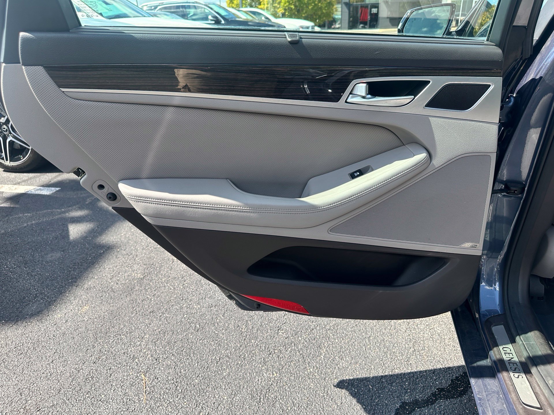 Used 2015 Blue Hyundai 3.8 image 21