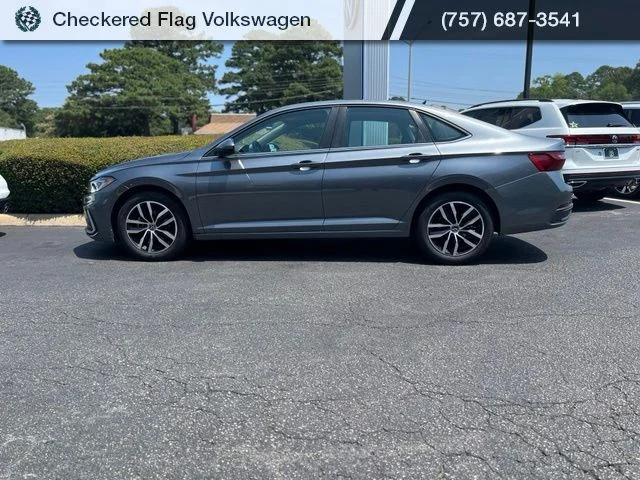 Used 2025 Platinum Gray Metallic Volkswagen 1.5T SE image 4