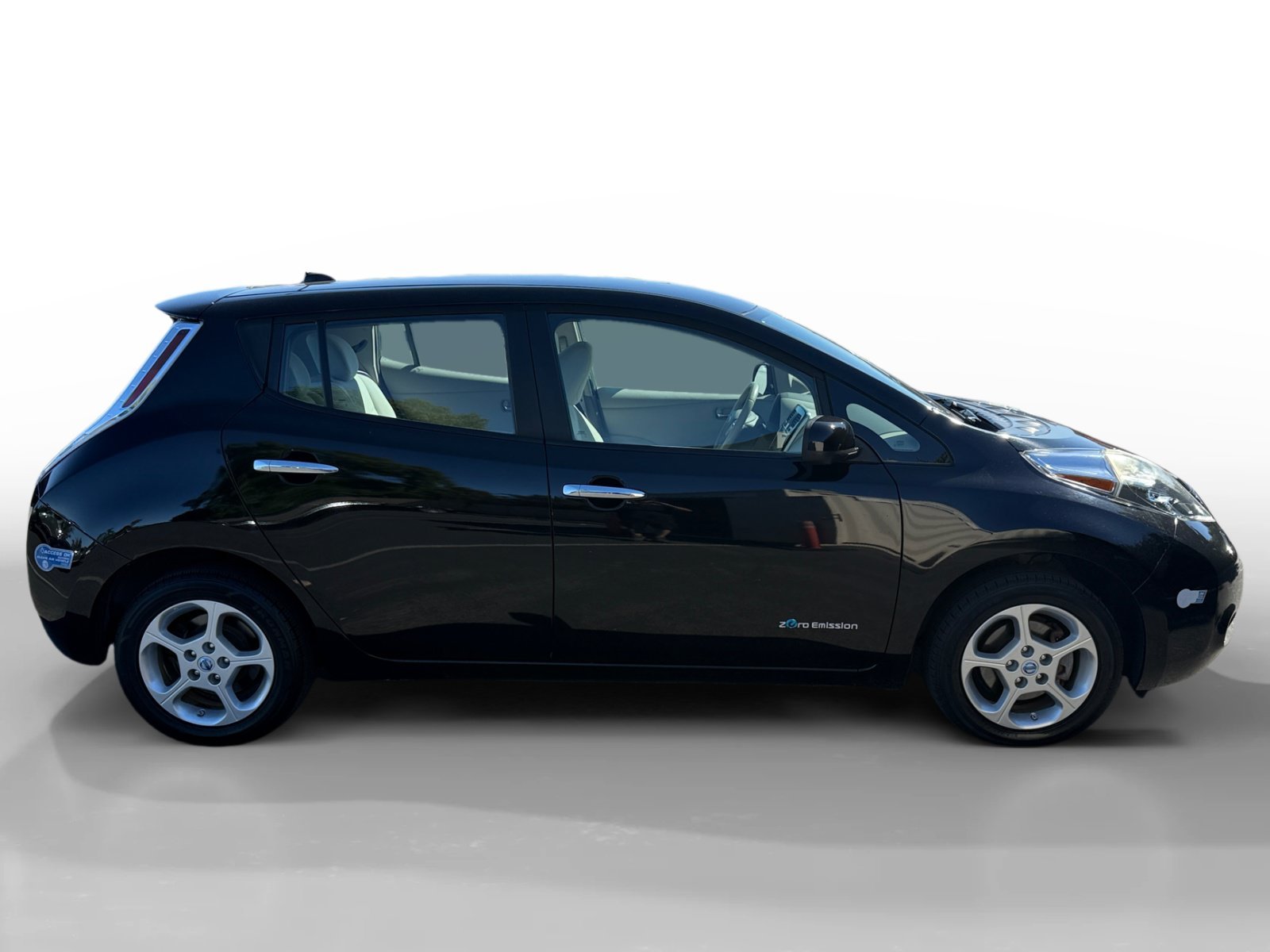 Used 2013 Super Black Nissan SV image 6