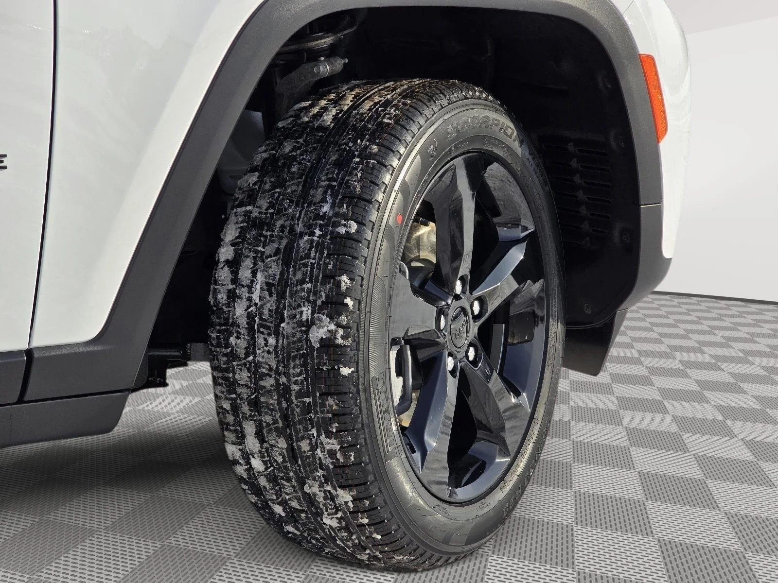 New 2026 Bright White Clear-Coat Exterior Paint Jeep Limited image 10