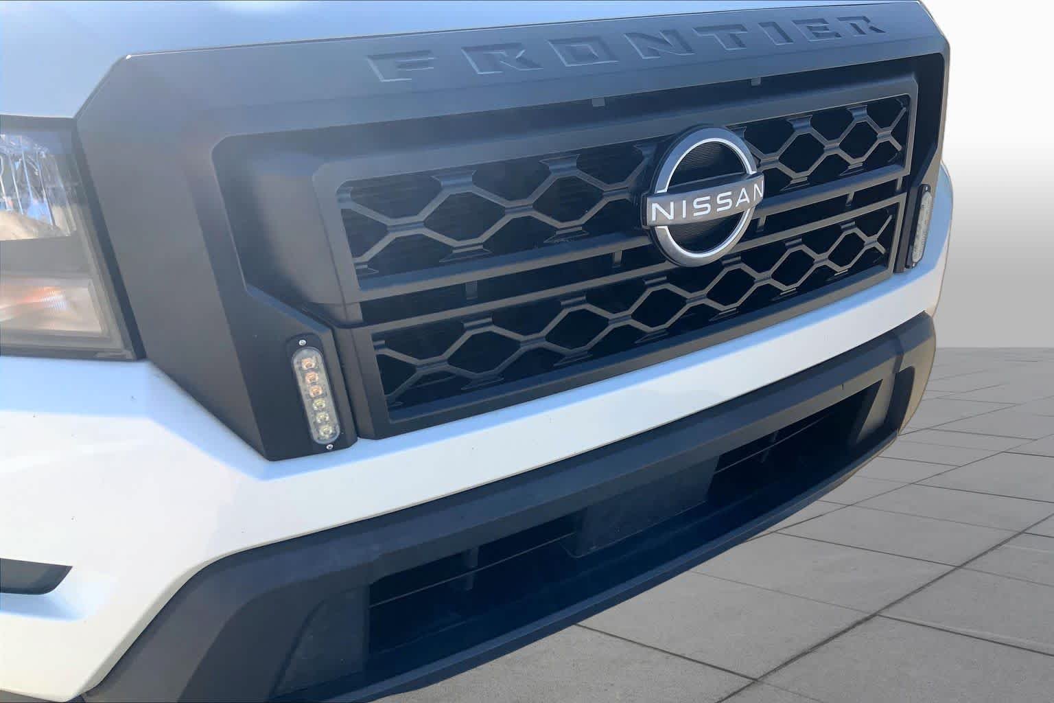 Used 2022 Glacier White Nissan S image 26
