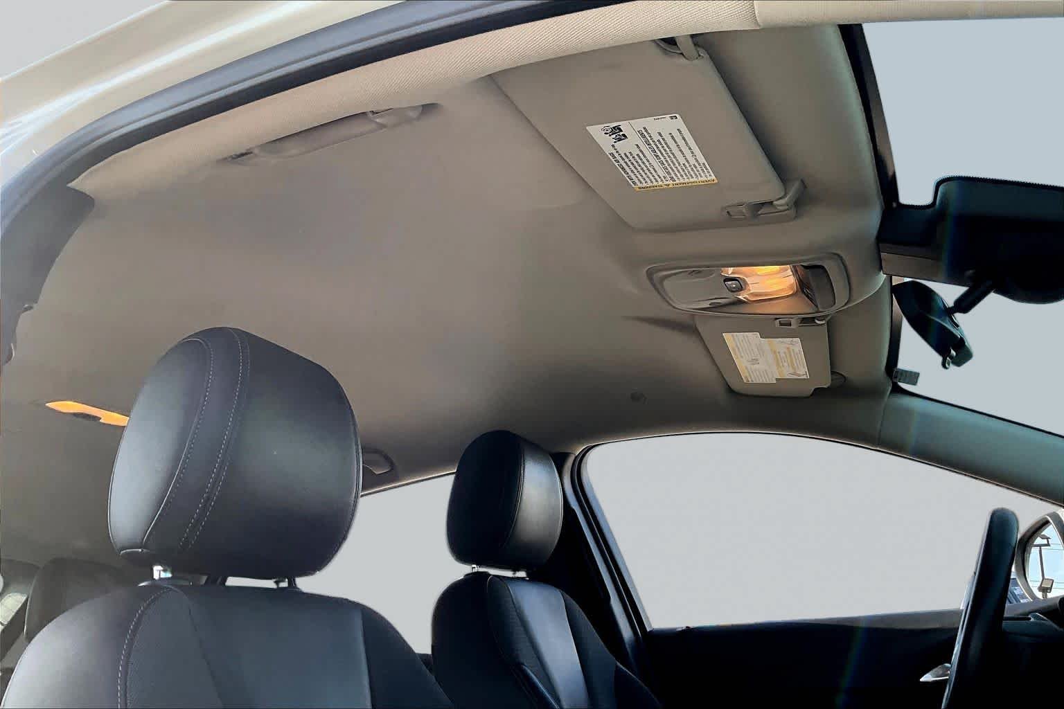 Used 2022 WHITE FROST TRICOAT Buick Select image 14