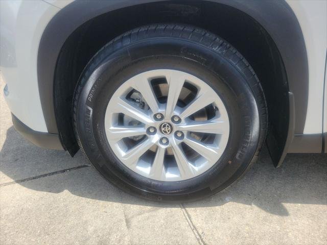 Certified Used 2024 WIND CHILL PEARL Toyota  image 41