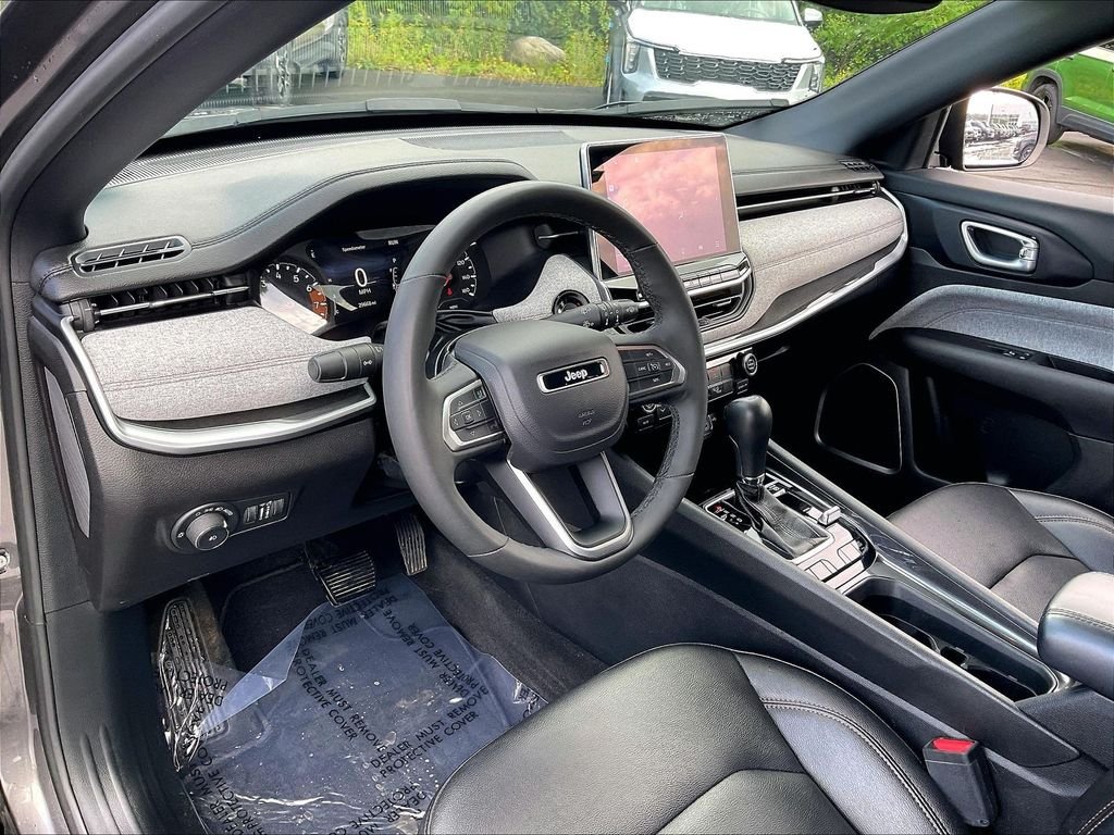 Used 2024 Gray Jeep Latitude Lux image 8