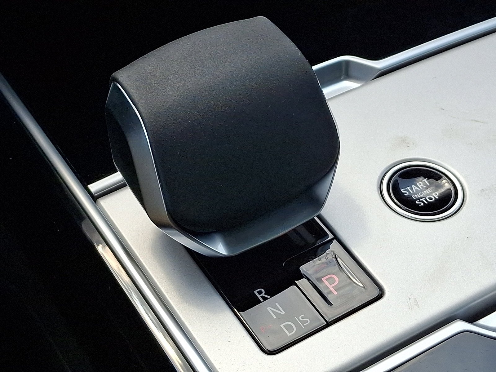 New 2026 Eiger Grey Land Rover SE image 13