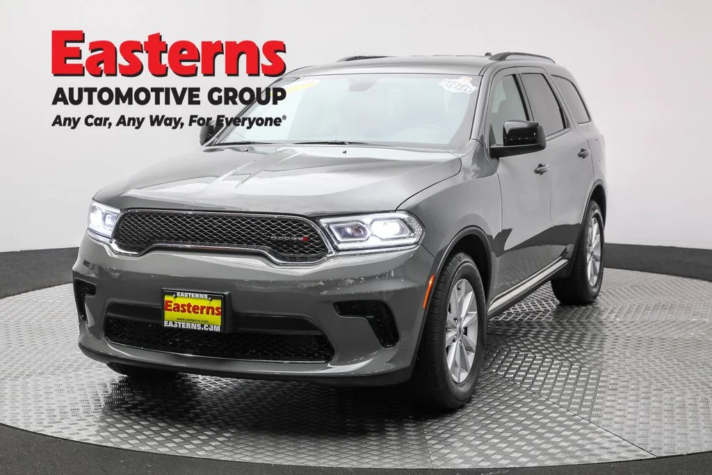 Used 2023 Gray Dodge SXT image 1