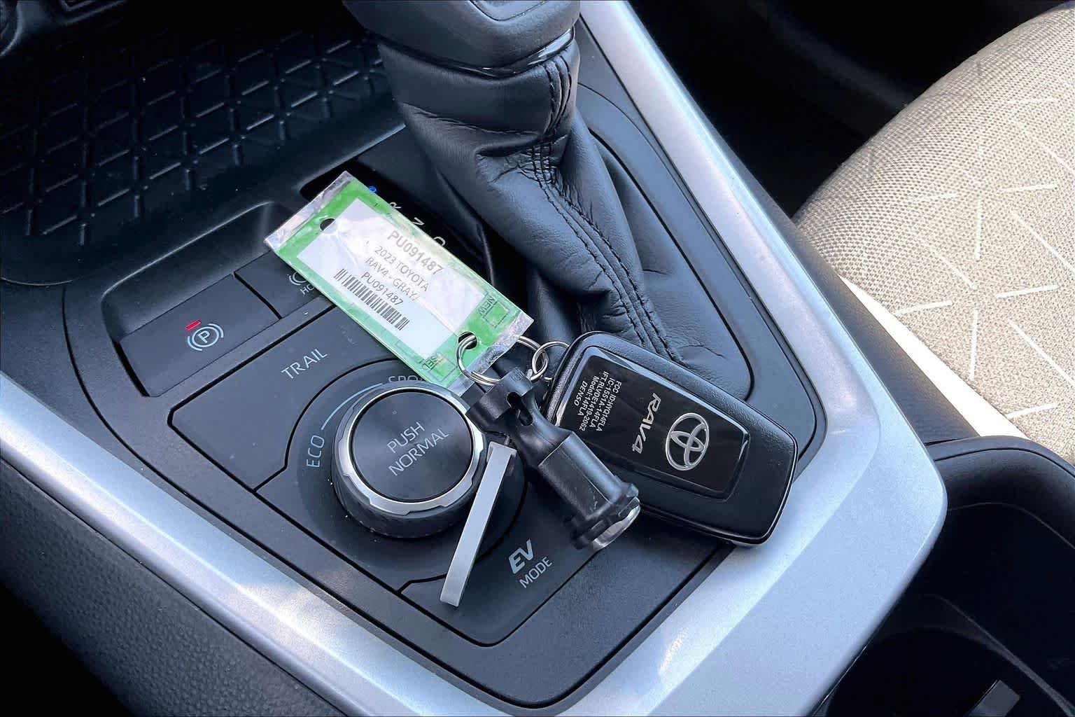 2023 Toyota RAV4 XLE - Photo 15