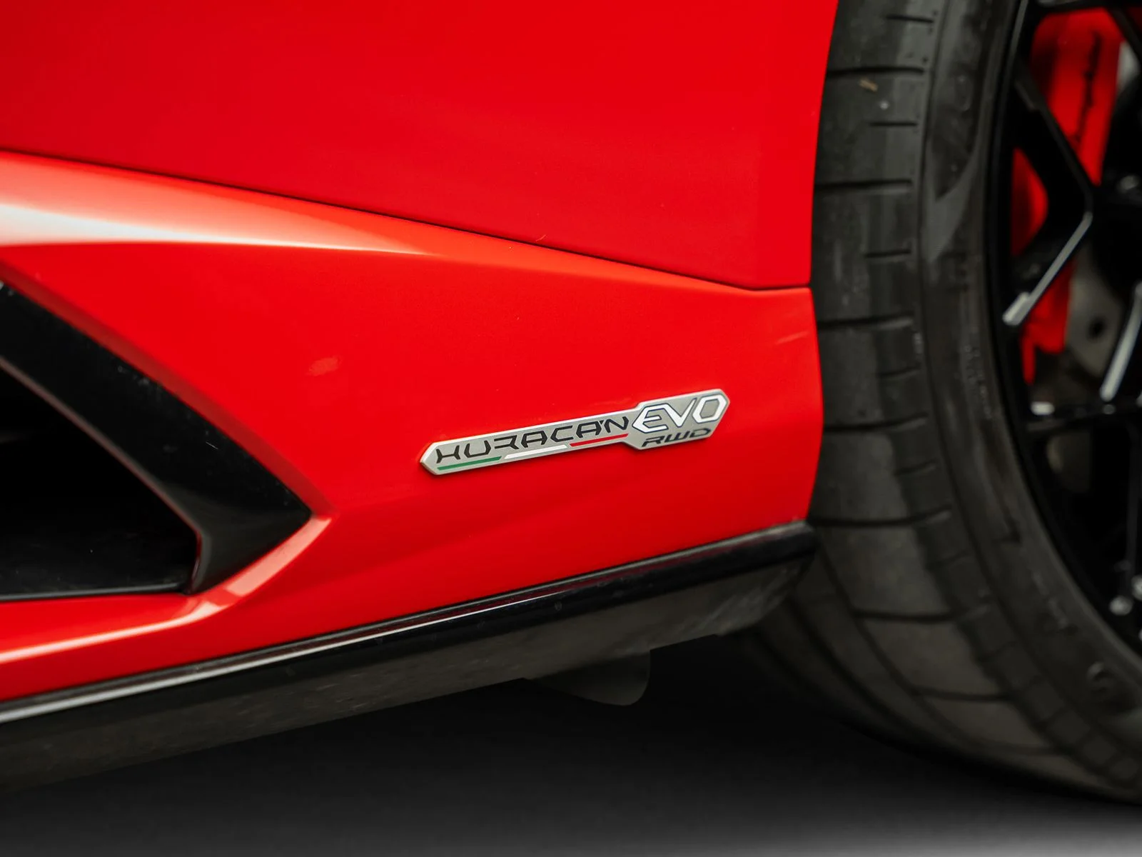 Used 2020 Red Lamborghini Base image 25