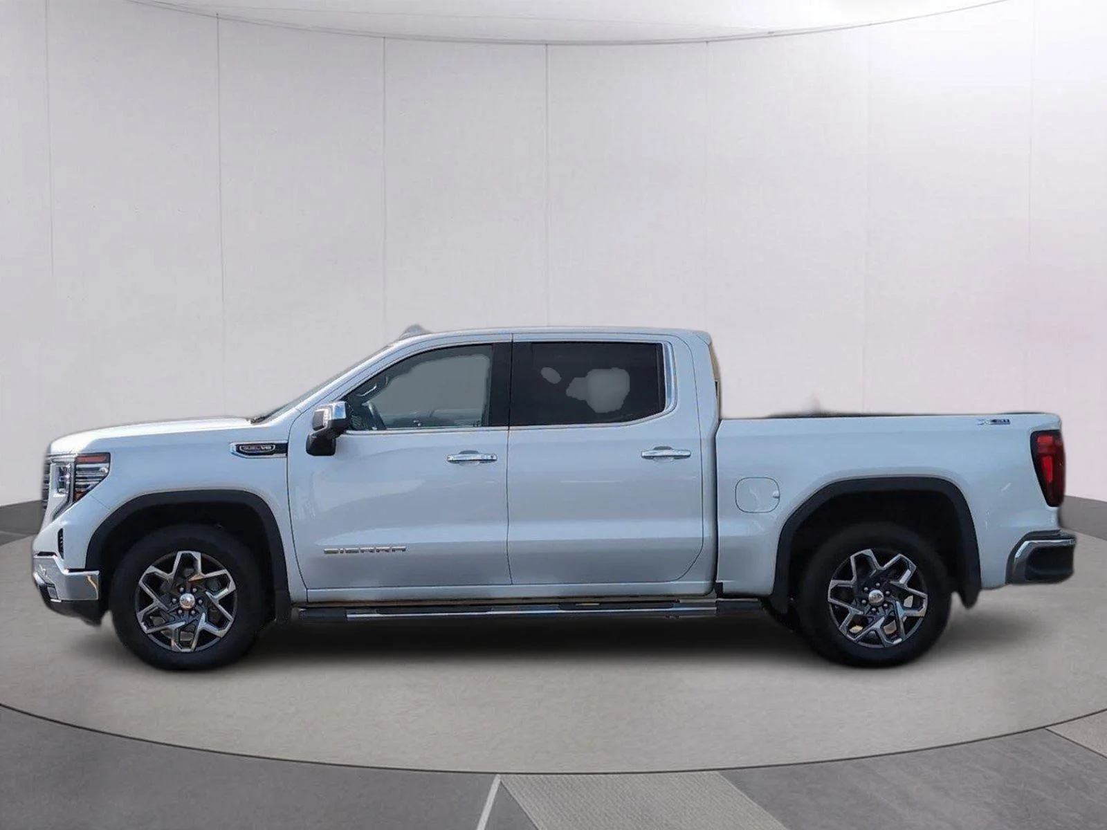Used 2022 White Frost Tricoat GMC SLT image 2