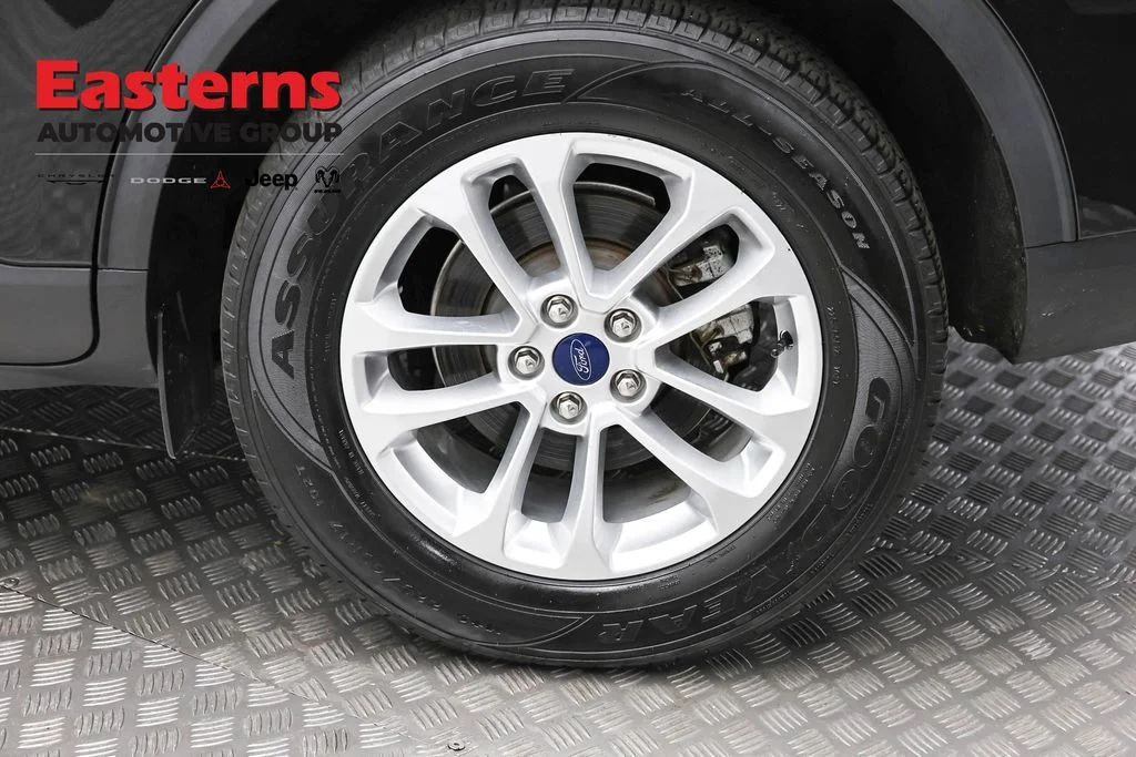 Used 2022 Black Ford SE image 9