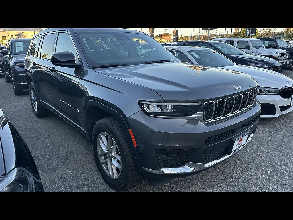 Used 2023 Gray Jeep Laredo image 1