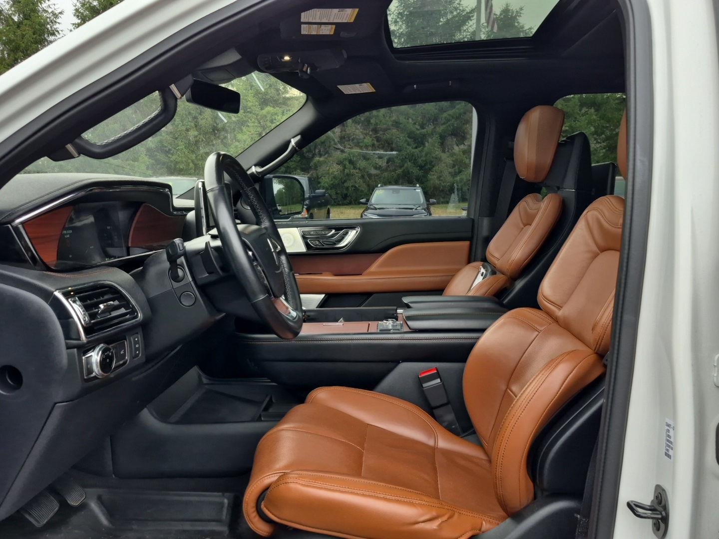 Used 2020 Pristine White Lincoln Reserve image 11