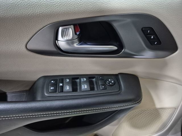 Used 2023 Bright White Clearcoat Chrysler Touring L image 22