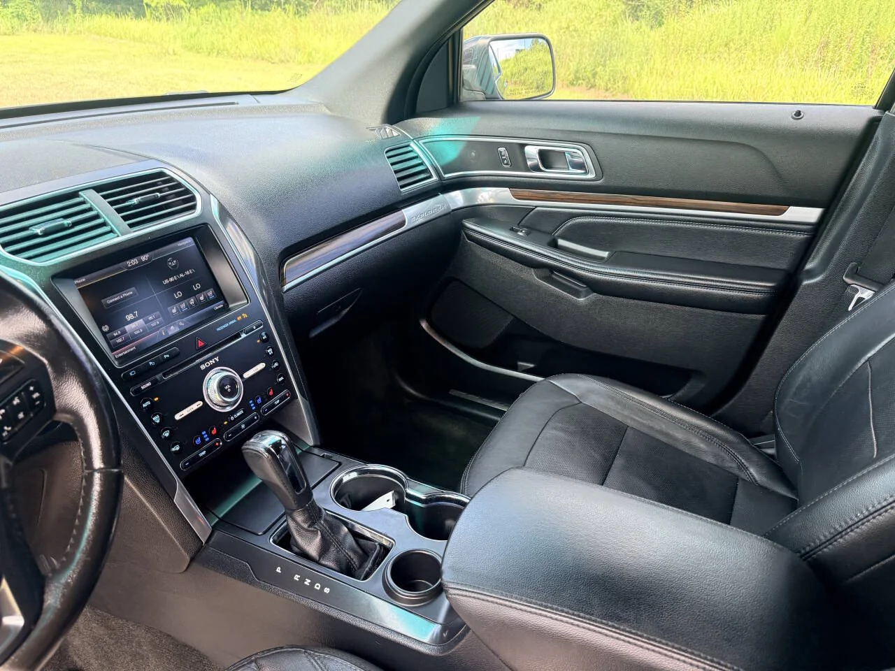 Used 2016 Gray Ford Limited 4dr SUV image 12