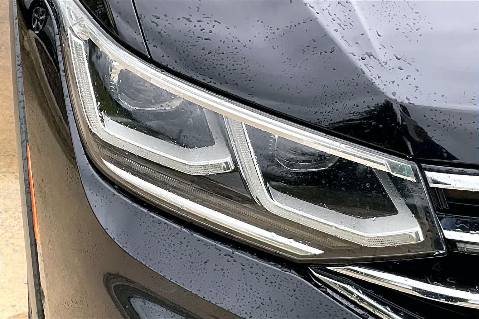 Used 2022 Deep Black Pearl Volkswagen SEL R-Line image 28