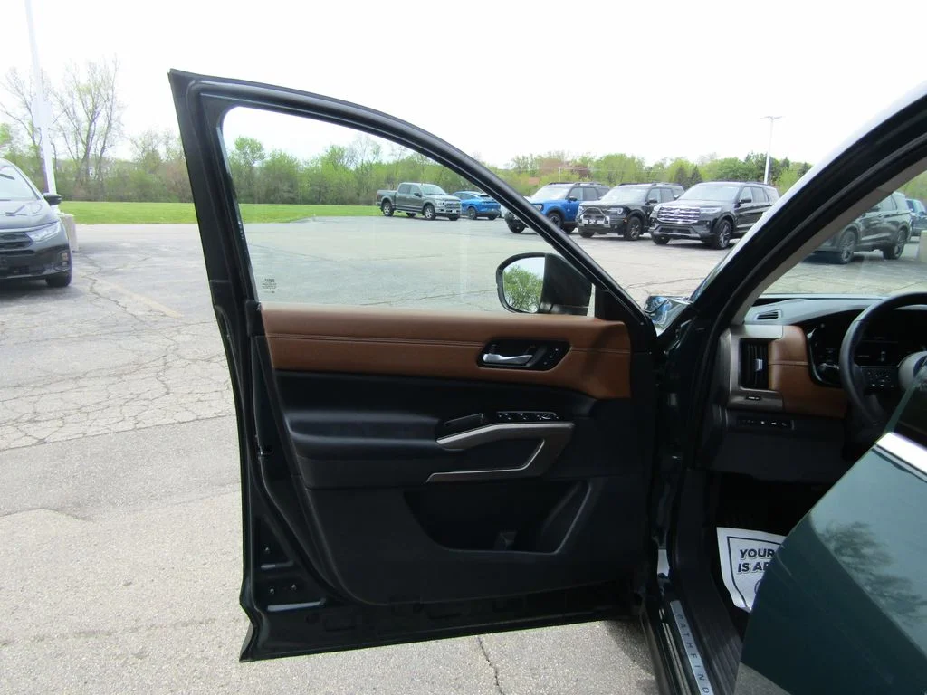Used 2025 Obsidian Green Pearl Nissan Platinum image 24